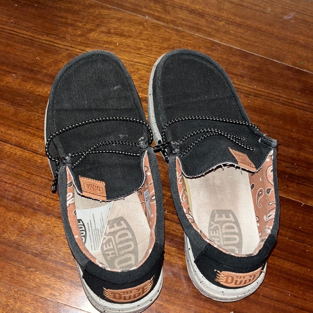 Size 4 HEY DUDES